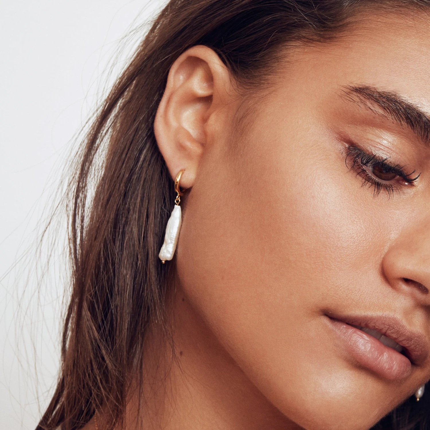 Silver Baroque Pearl Shard Hoop Earrings - Image 2