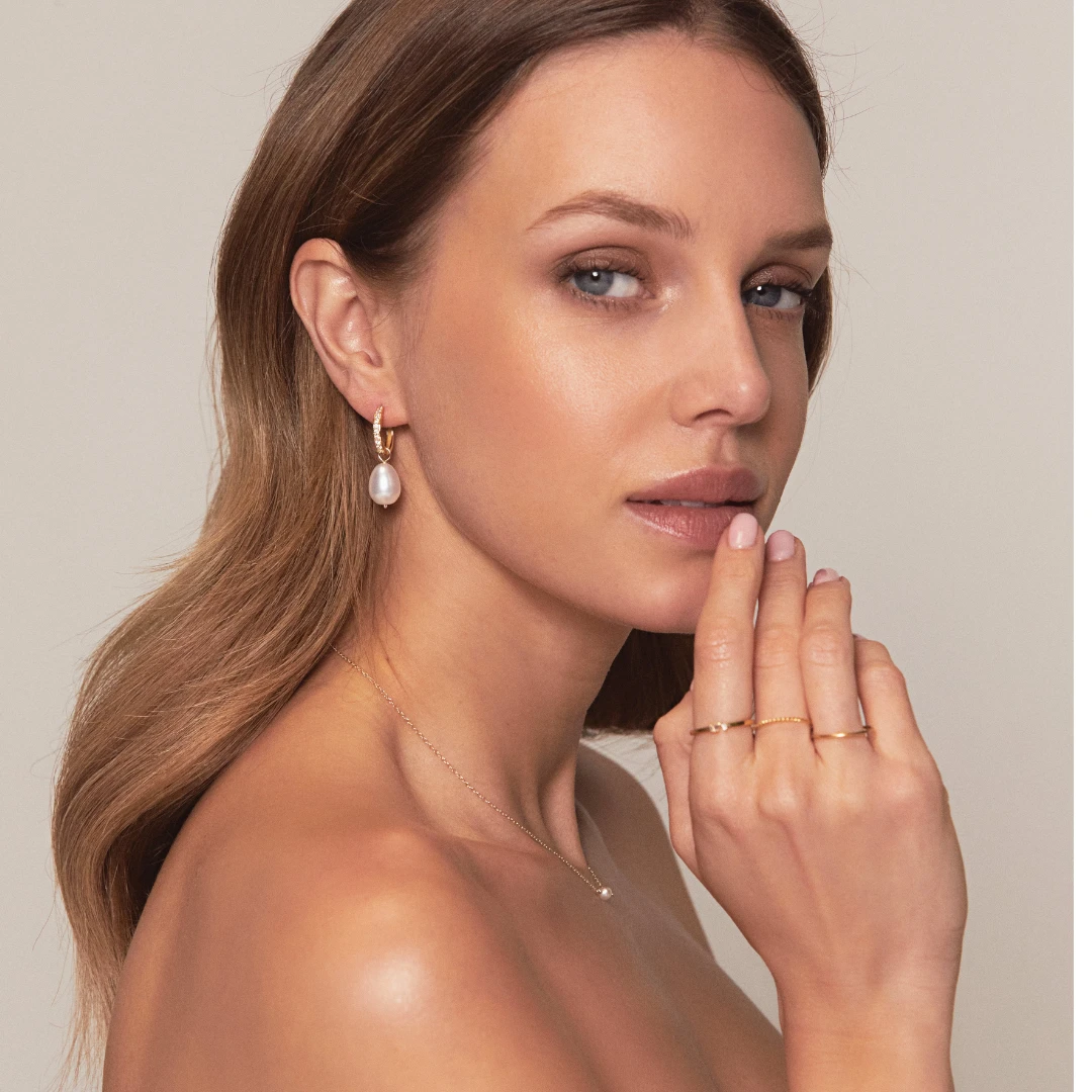 Silver Pearl Drop Huggies And Single Pearl Choker Set - Image 3