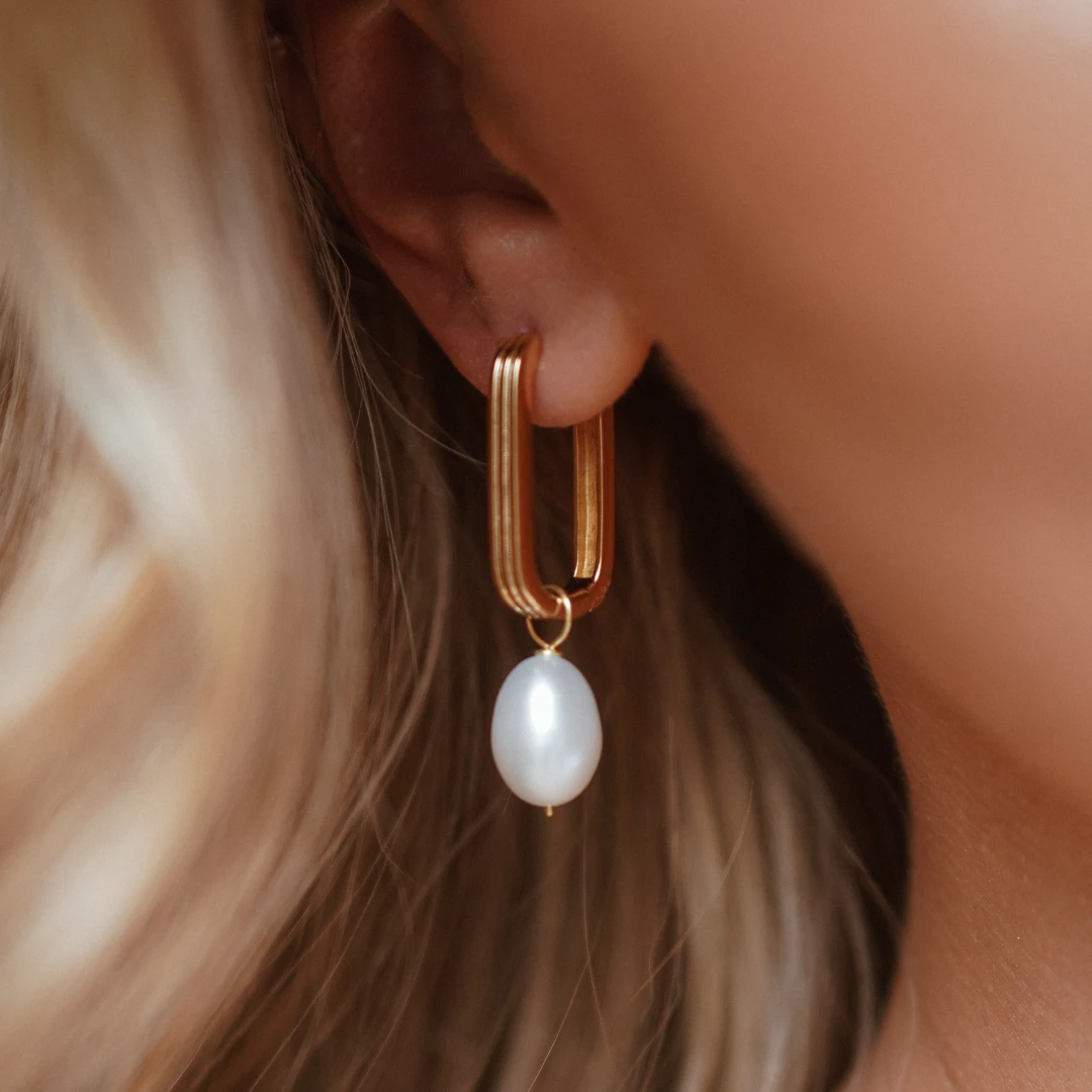 Gold Large Ribbed Pearl Drop Hoop Earrings - Image 2